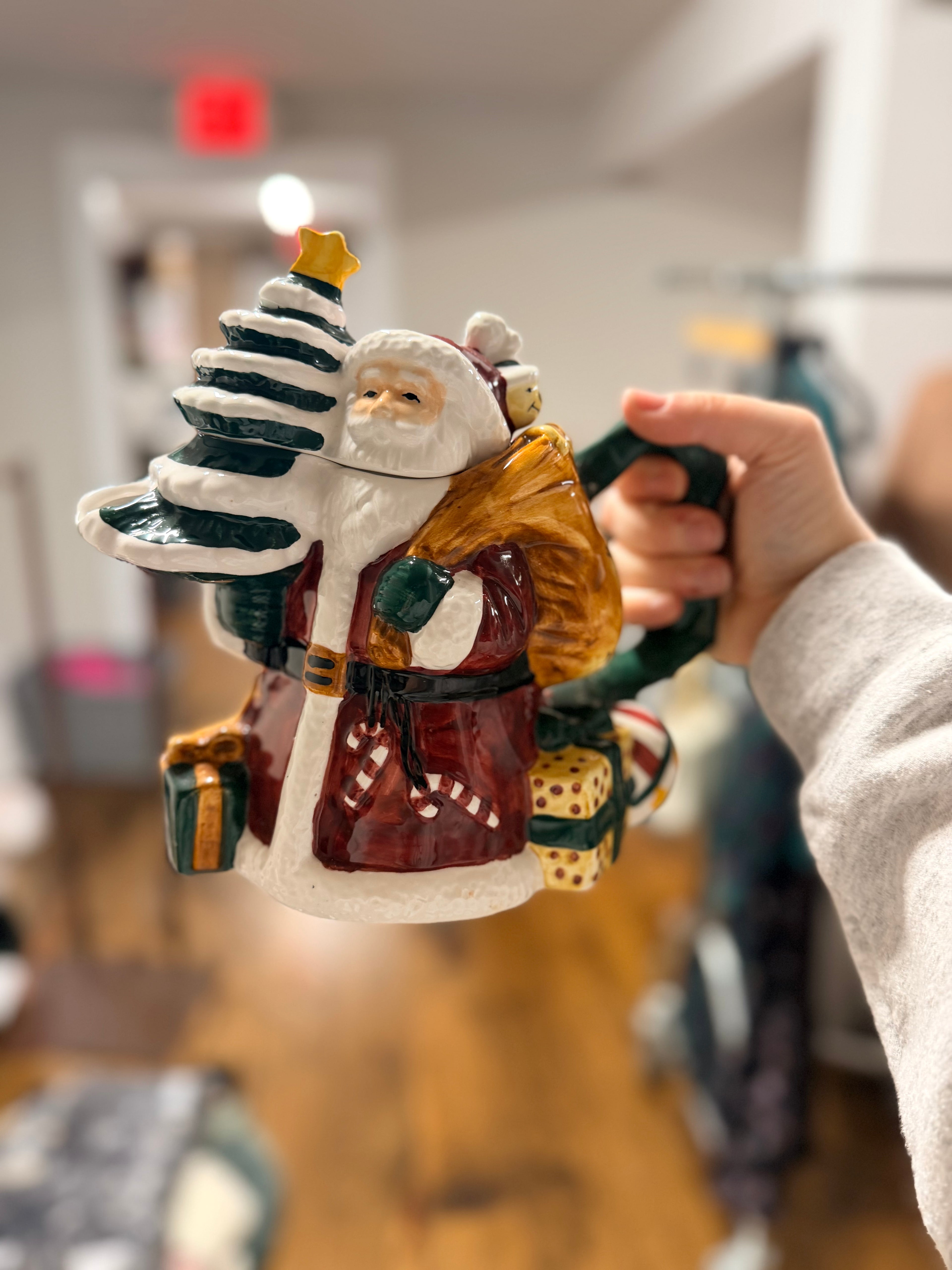 Rosegarden Santa & Gifts Teapot